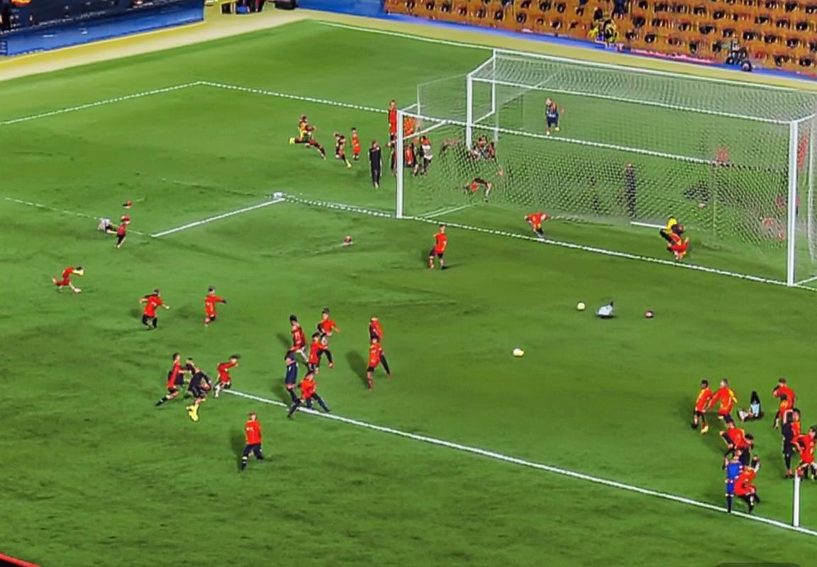 贝尔萨战术对决巴萨：控球与防守的智慧交锋(图3)